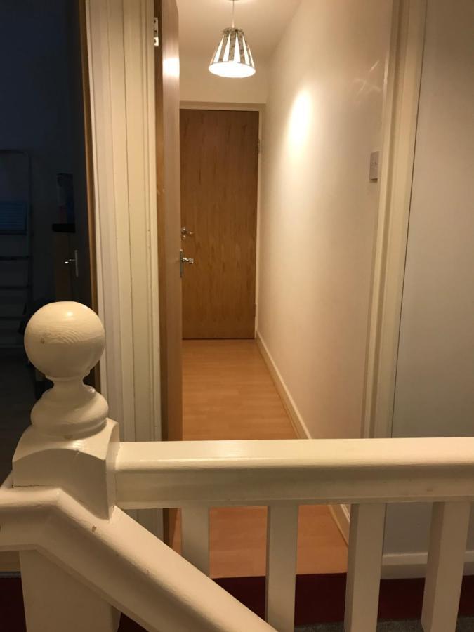 Large Private Room With En-Suite In The House For Professionals Staines-upon-Thames Exterior photo