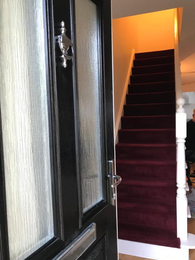 Large Private Room With En-Suite In The House For Professionals Staines-upon-Thames Exterior photo