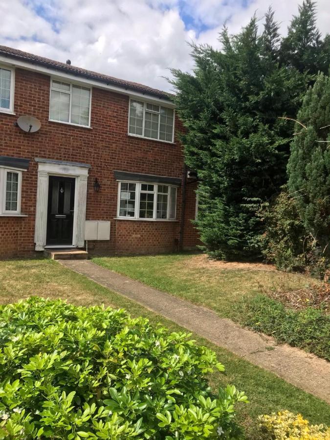 Large Private Room With En-Suite In The House For Professionals Staines-upon-Thames Exterior photo