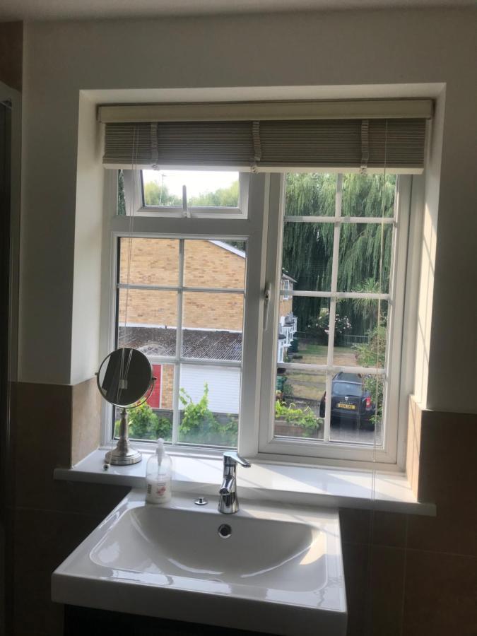Large Private Room With En-Suite In The House For Professionals Staines-upon-Thames Exterior photo