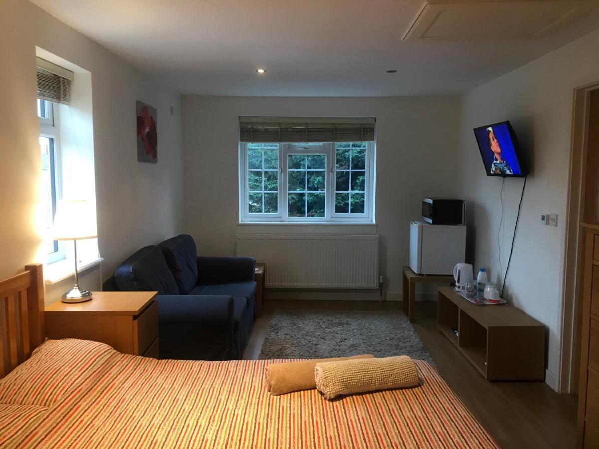 Large Private Room With En-Suite In The House For Professionals Staines-upon-Thames Exterior photo