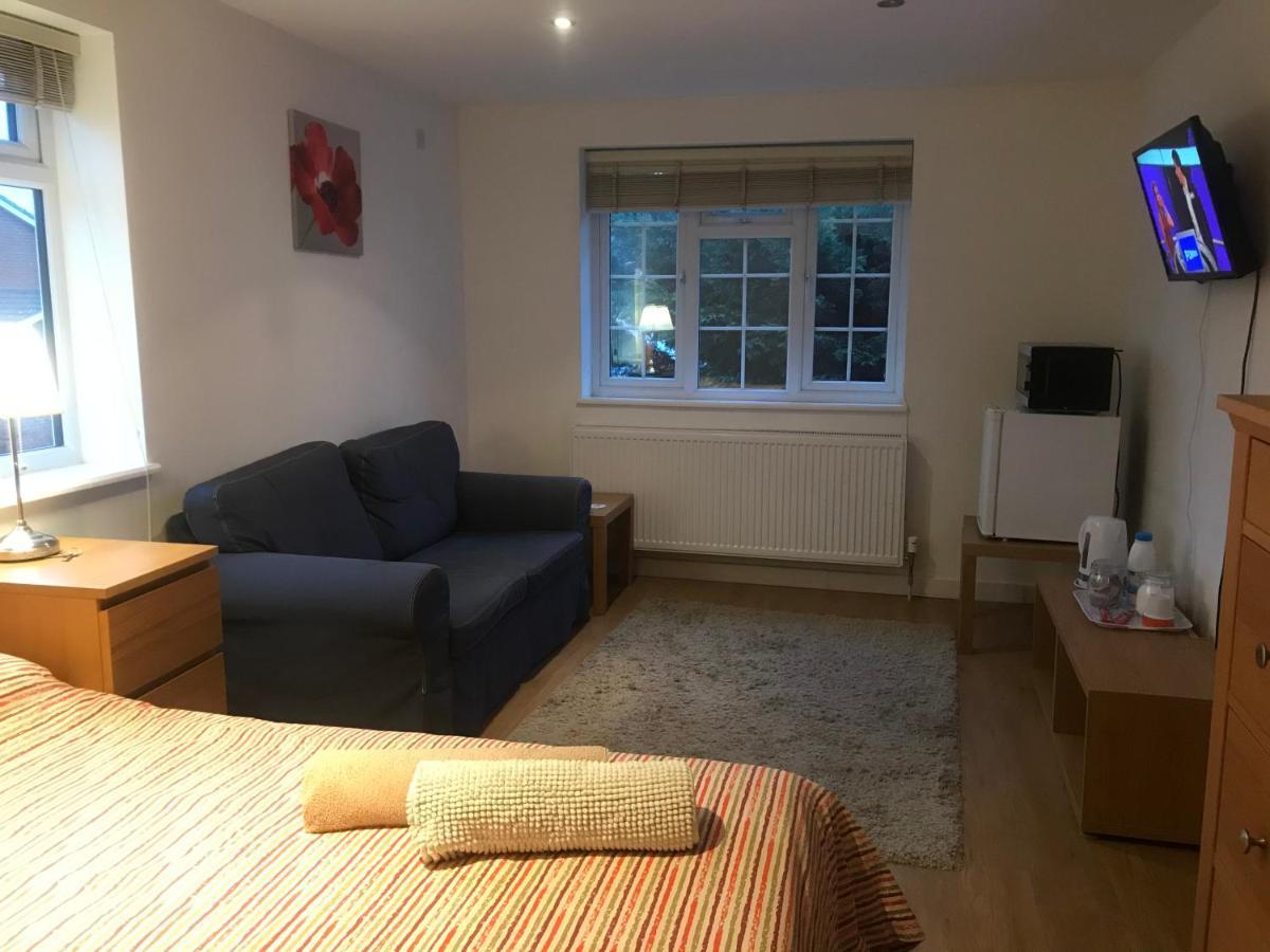 Large Private Room With En-Suite In The House For Professionals Staines-upon-Thames Exterior photo