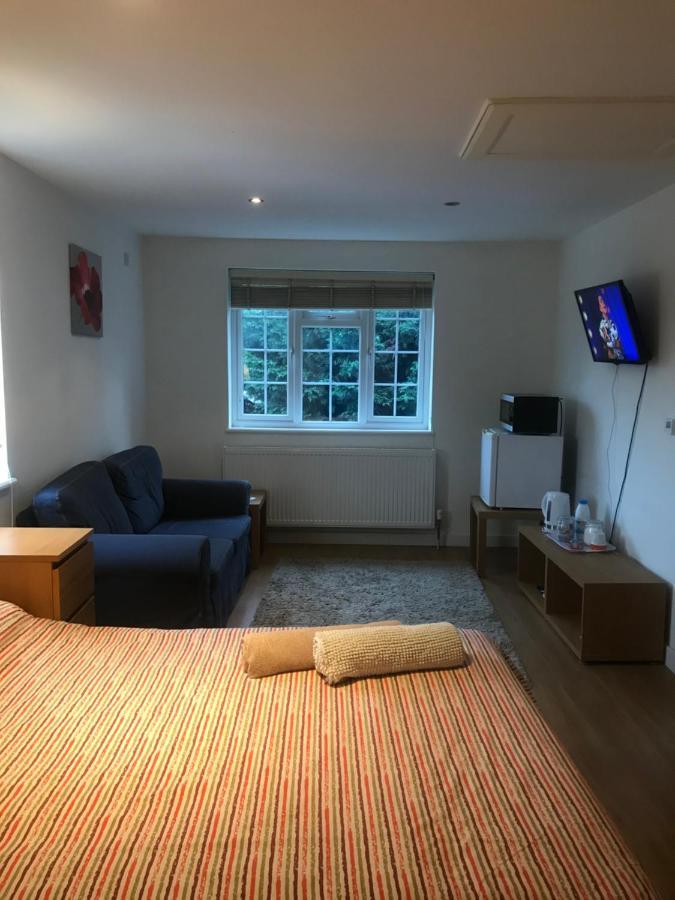 Large Private Room With En-Suite In The House For Professionals Staines-upon-Thames Exterior photo