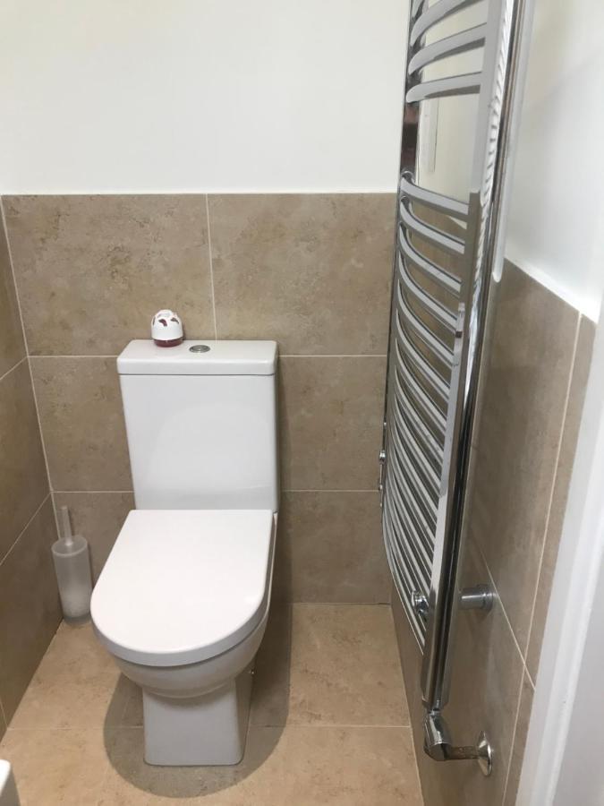 Large Private Room With En-Suite In The House For Professionals Staines-upon-Thames Exterior photo