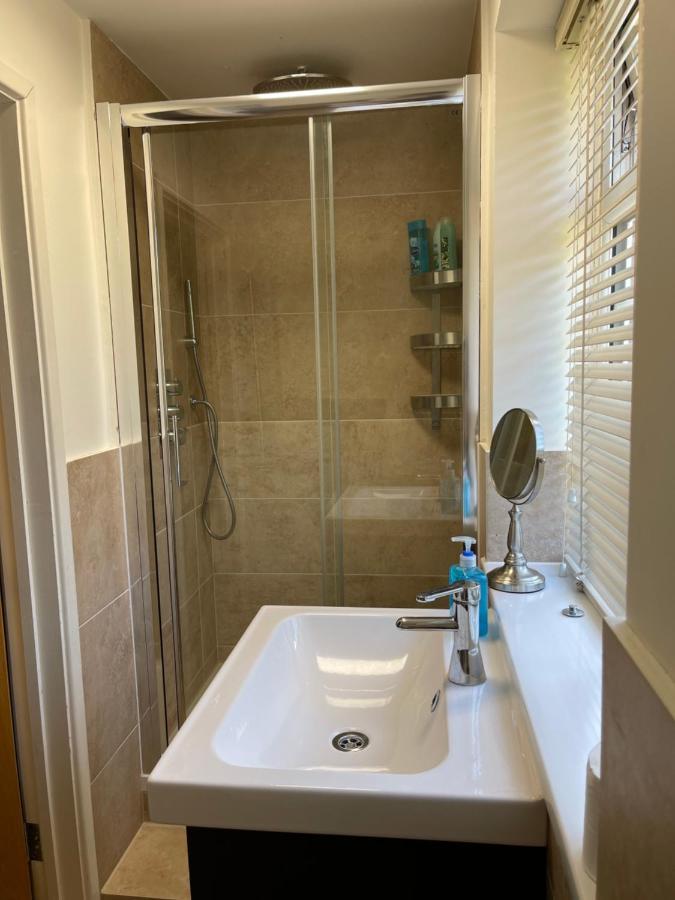 Large Private Room With En-Suite In The House For Professionals Staines-upon-Thames Exterior photo