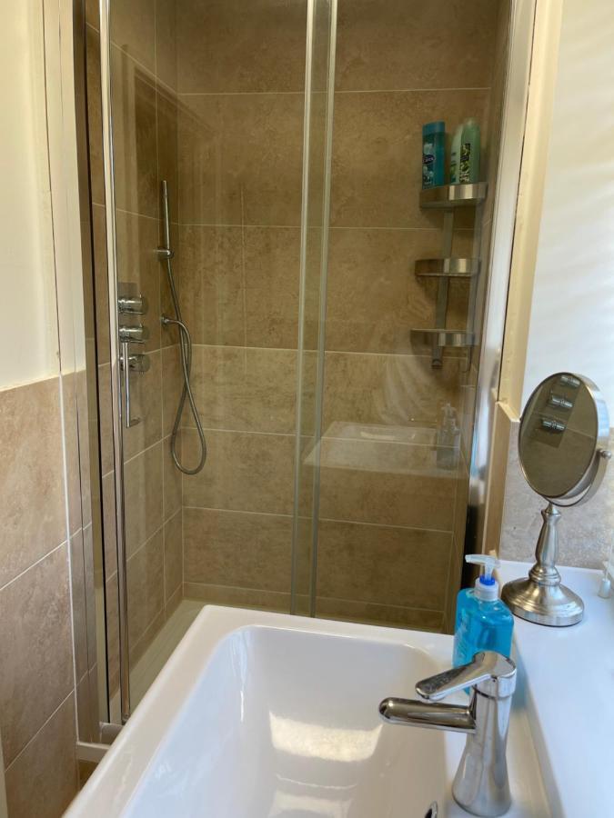 Large Private Room With En-Suite In The House For Professionals Staines-upon-Thames Exterior photo